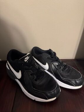 Boys Nike Air Max Black and White Running Shoes size 1Y